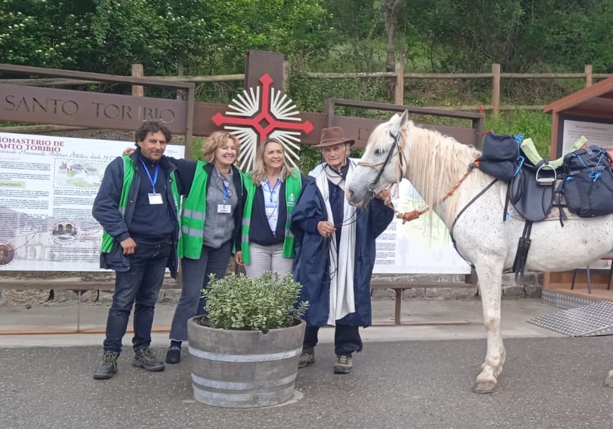 José Luís Peinado junto a su caballo y tres empleados de la Oficina del Peregrino, al llegar al monasterio de Santo Toribio