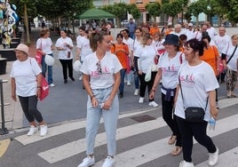 Participantes en la marcha contra el tabaco y el vapeo en Los Corrales.