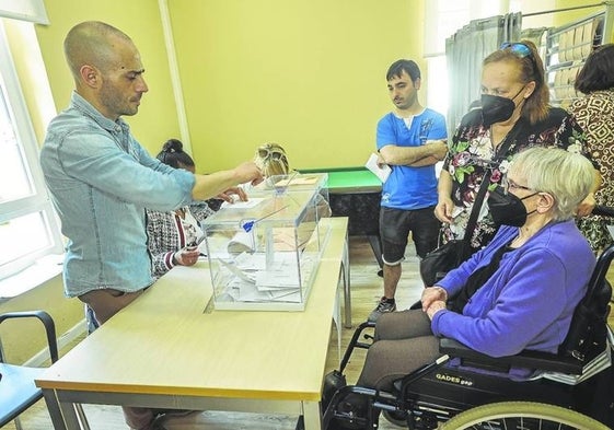 Una vecina ejerce su derecho al voto el pasado 28M en Torrelavega