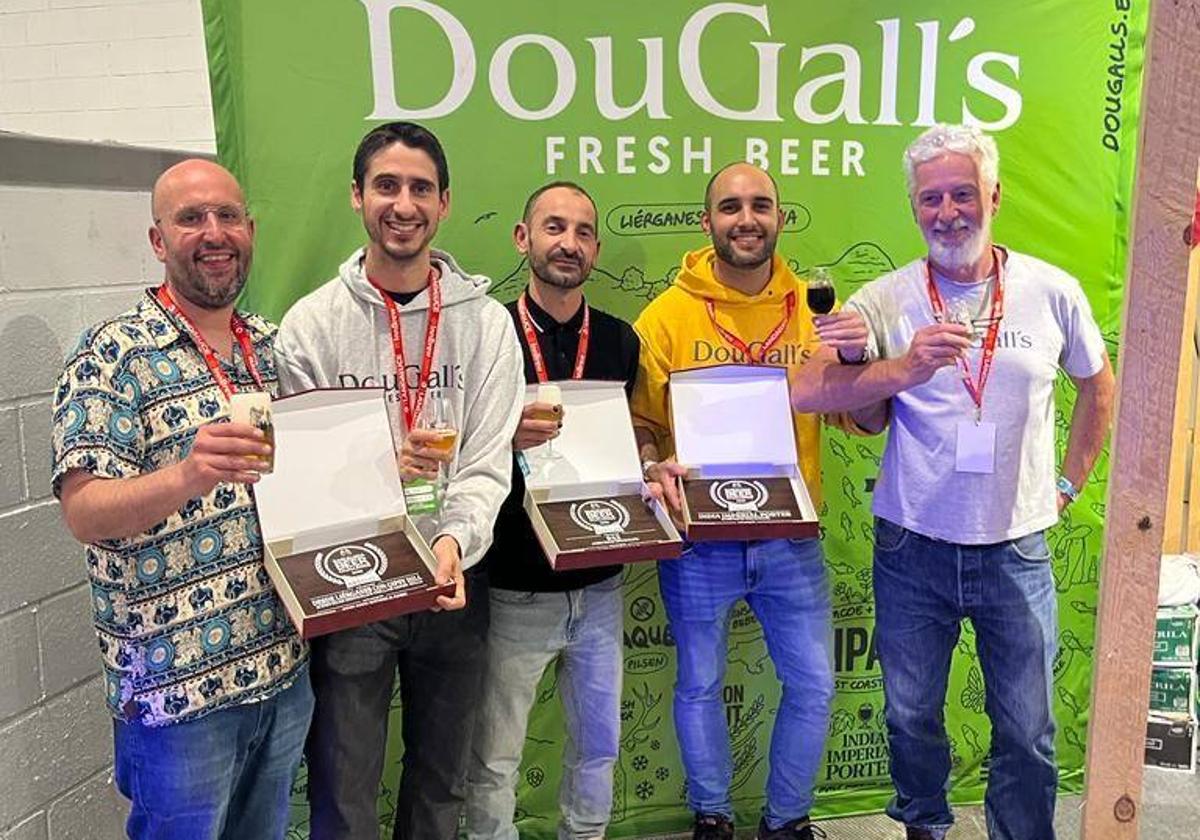 Kike Cacicedo y Andrew Dougall, junto con los miembros de su equipo que recogieron los trofeos en Barcelona: Juanjo Fernández, Ángel 'Quini' Gutiérrez y Víctor Roldán.