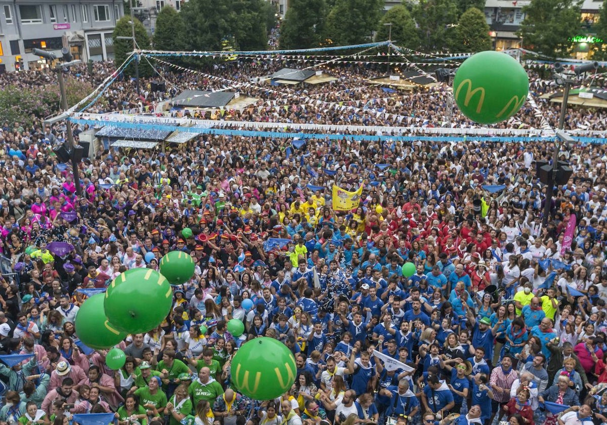 La plaza del Ayuntamiento durante el chupinazo de la Semana Grande de 2022.