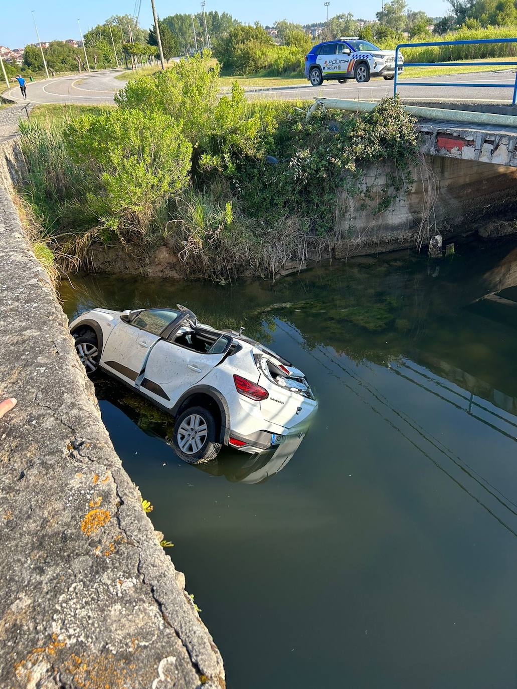 Esta mañana el coche accidentado seguía en el mismo lugar, a la espera de ser sacado por una grúa con pérgola