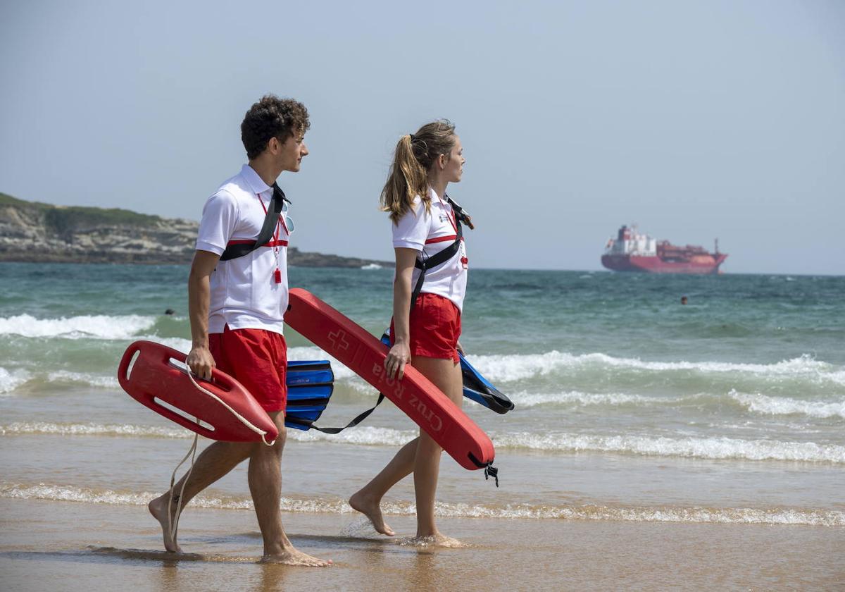 Imagen de archivo en la que los socorristas de Cruz Roja vigilan las Segunda playa de El Sardinero