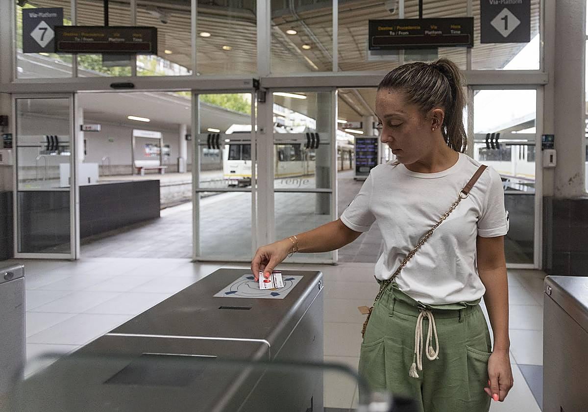 Imagen de una chica en la estación de tren de Santander.