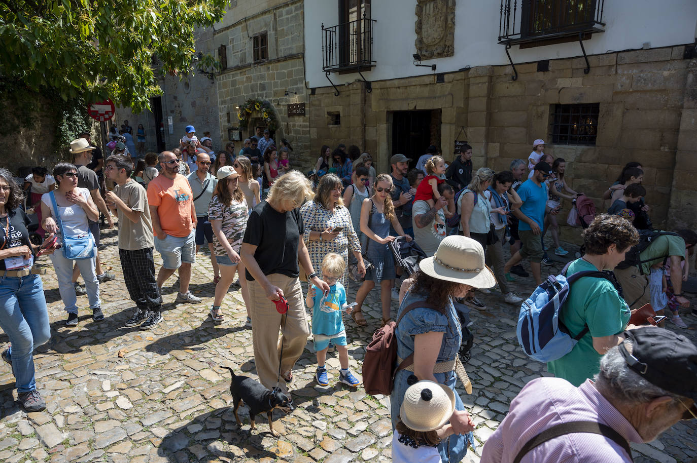 A los perfiles de visitantes que suelen acudir a Santillana del Mar se han añadido familias dispuestas a disfrutar de juegos y diversión para todos