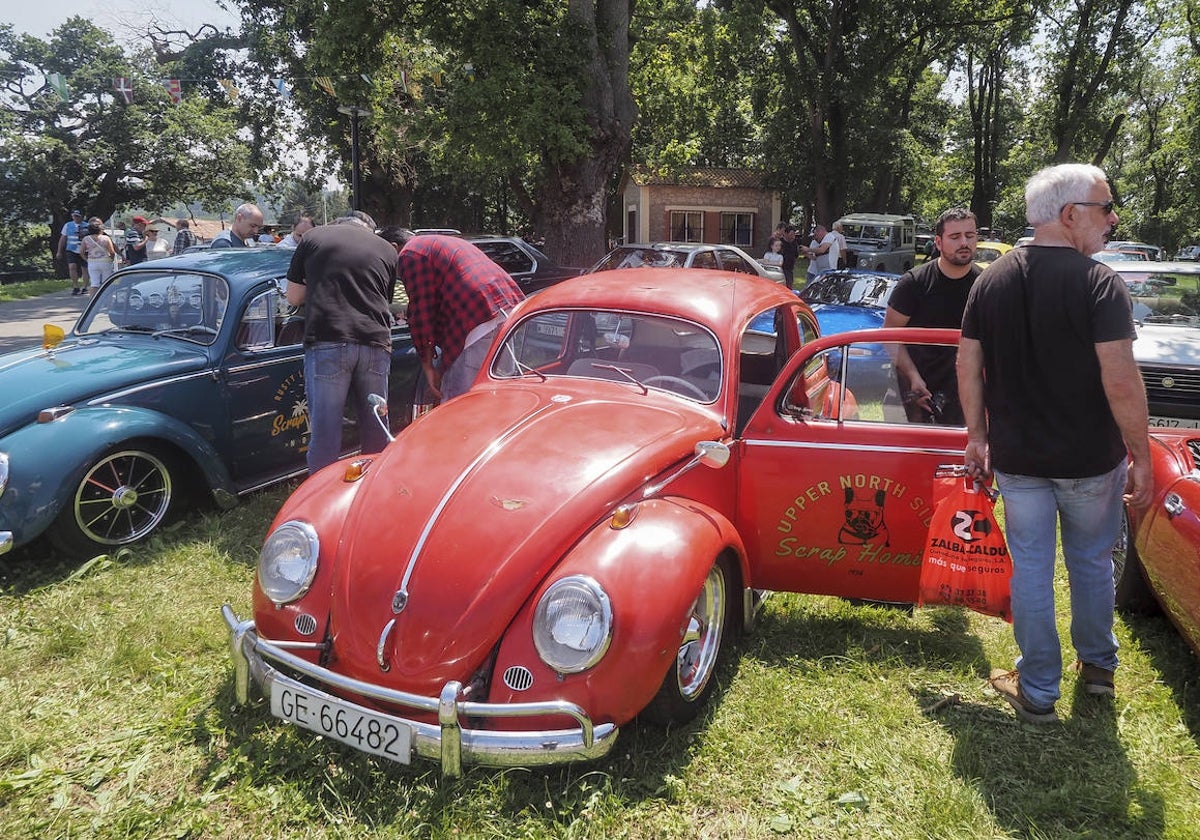 Los coches de coleccionistas aparcan en Orejo