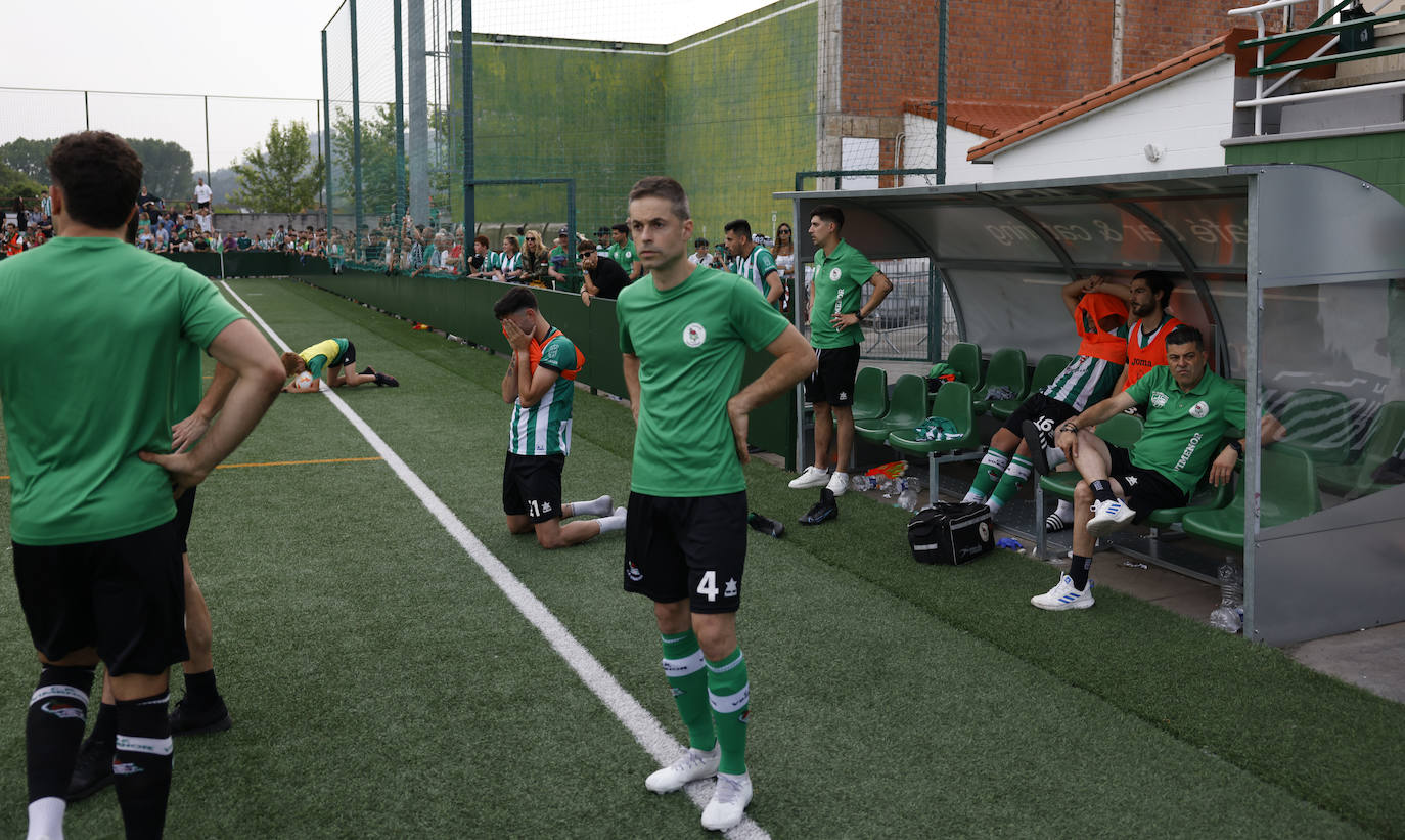 Los jugadores del Vimenor, desolados tras la eliminación. 