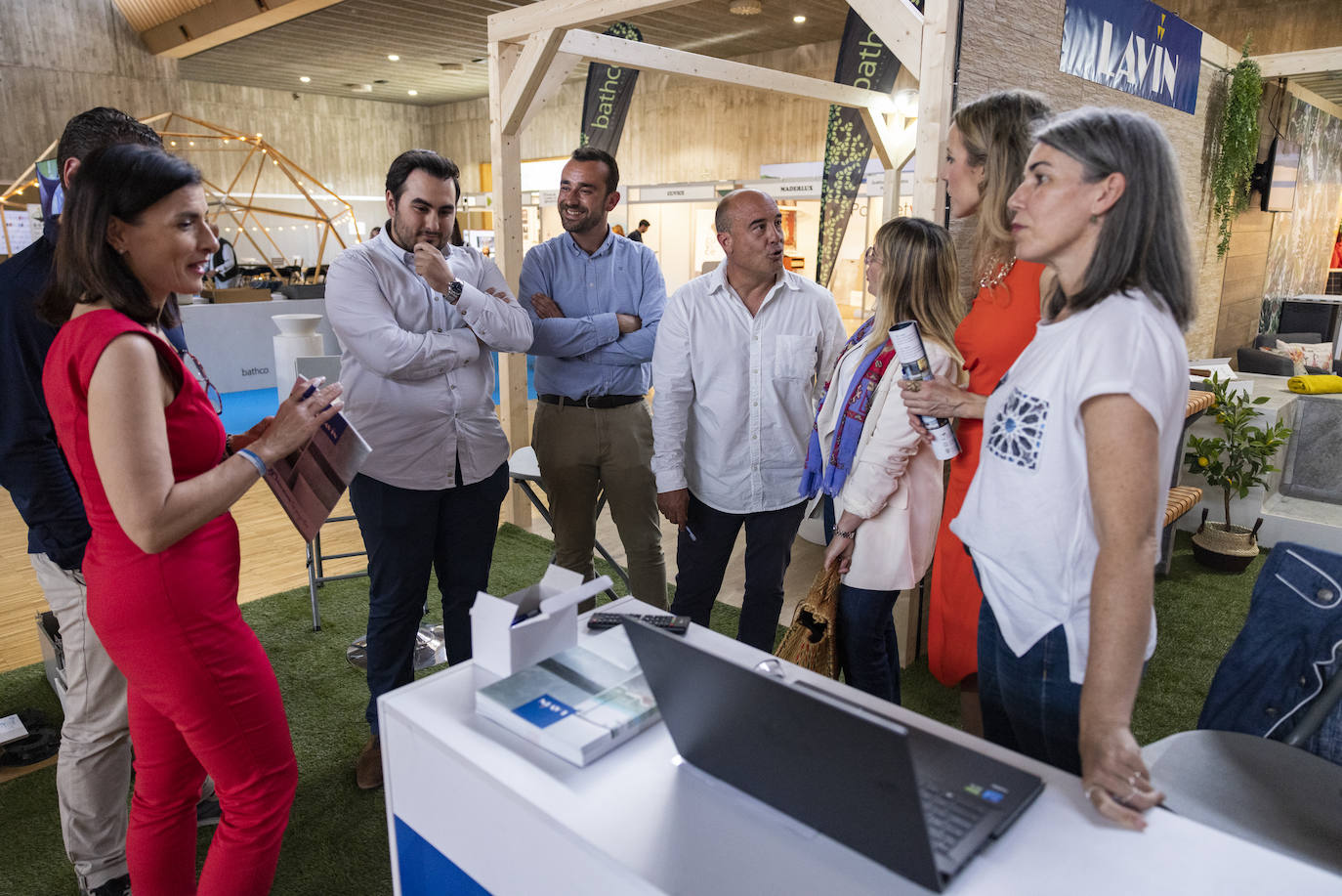 Autoridades en el expositor de Almacenes Lavín.