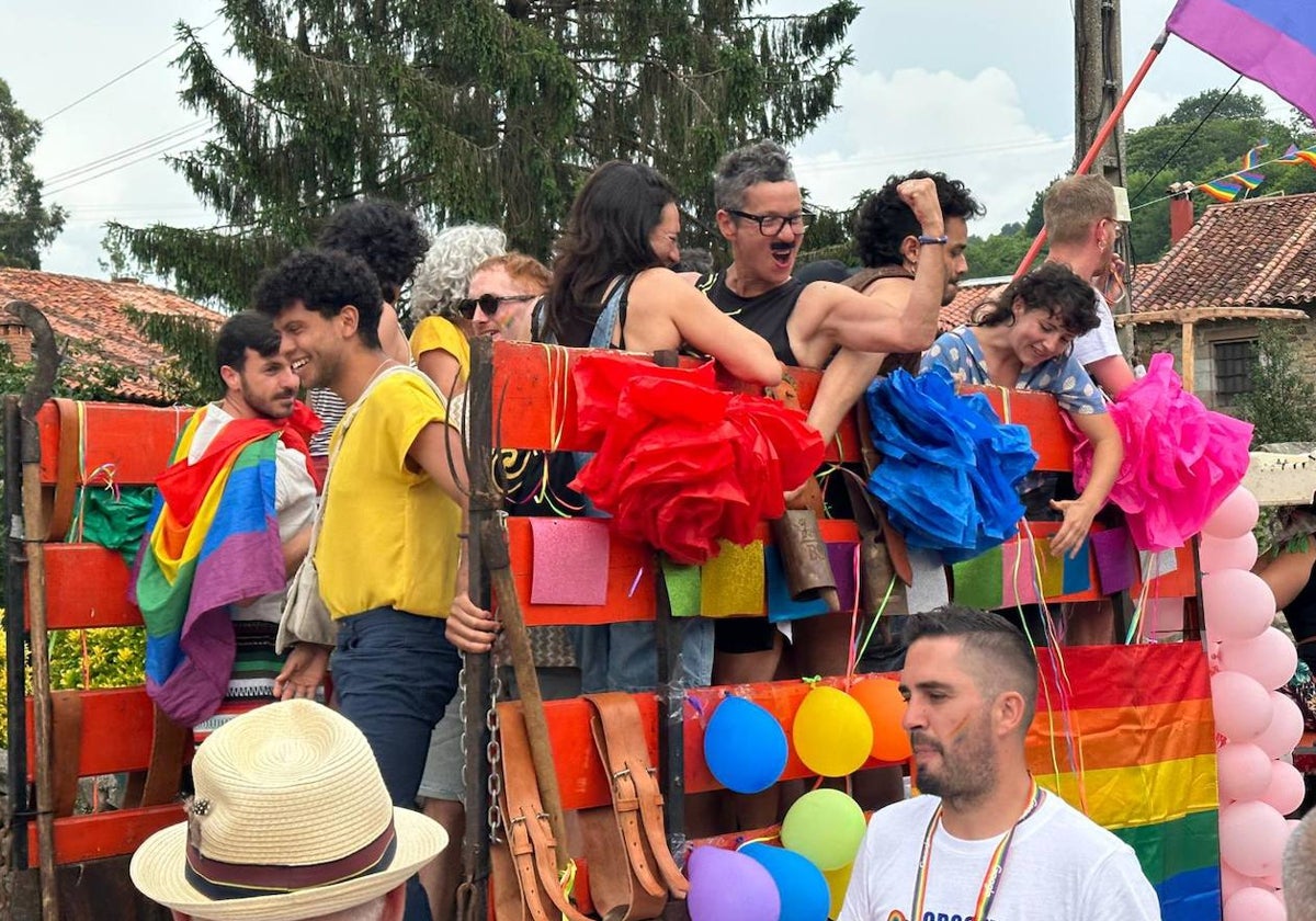 Barcenillas se viste de arcoíris para celebrar el Agrogay