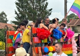 Una de las coloridas carrozas que ha recorrido esta tarde Barcenillas