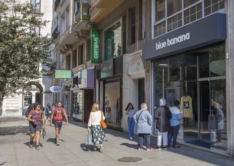 Imagen secundaria 1 - La tienda de ropa Blue Banana también acaba de abrir en Santander. La tienda Tejidos Antonio lleva sesenta años en la calle comercial. 