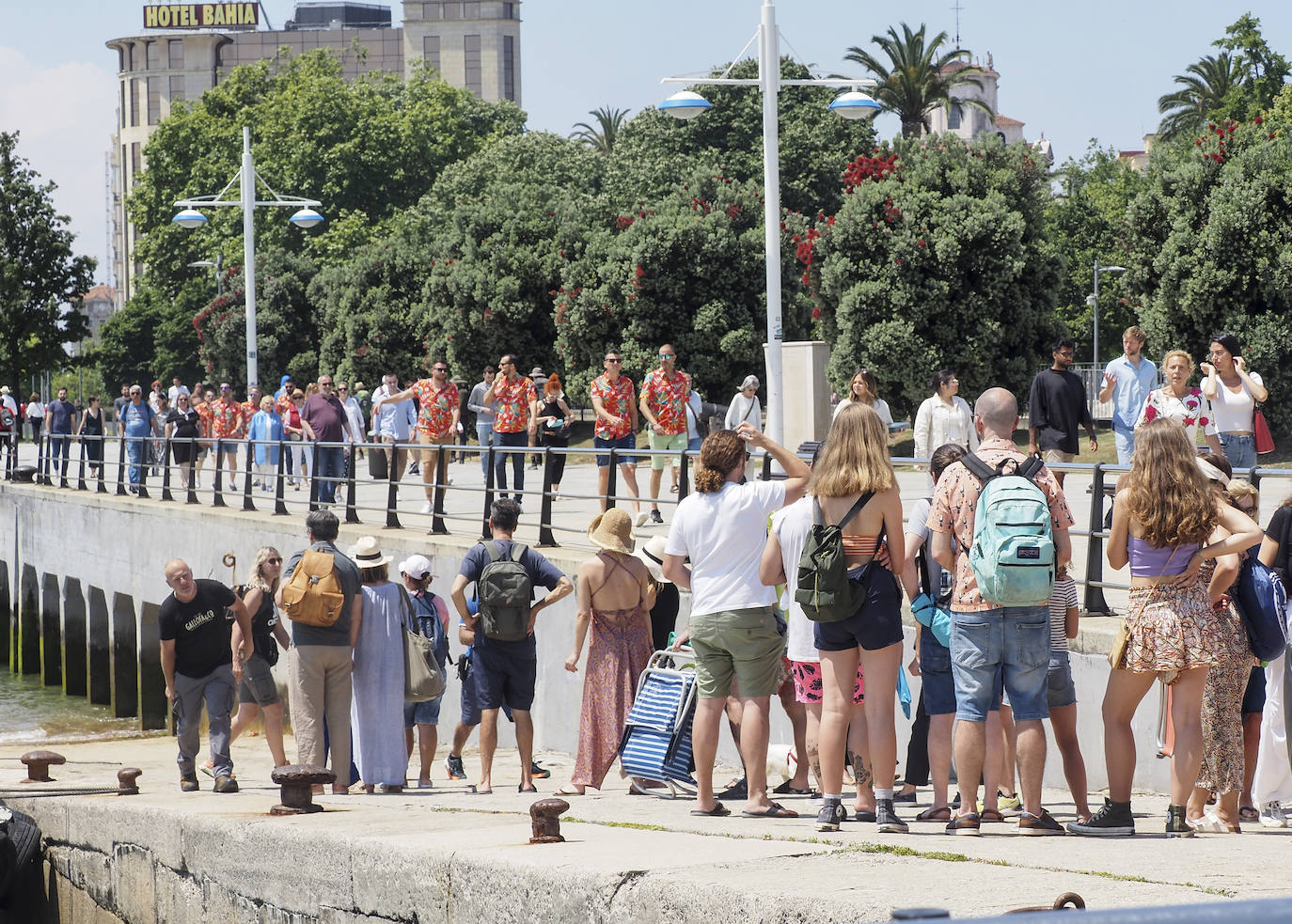 Colas para embarcar en la lancha del Puntal.