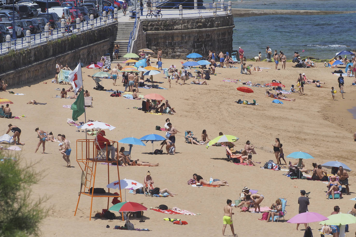 Los socorristas de Cuuz Roja ya han empezado a prestar servicio en las playas de Santander.