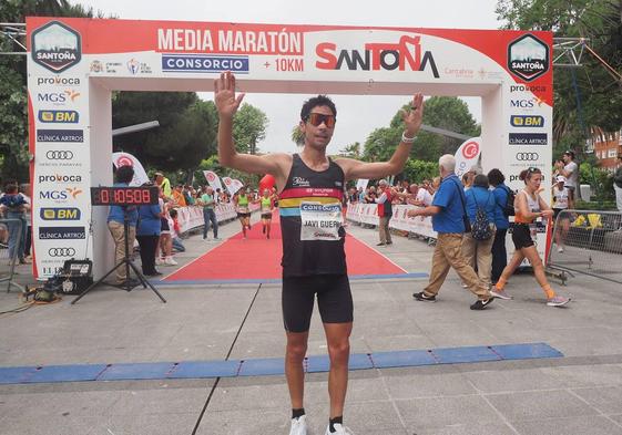 Javi Guerra entra en la meta de Santoña como ganador.