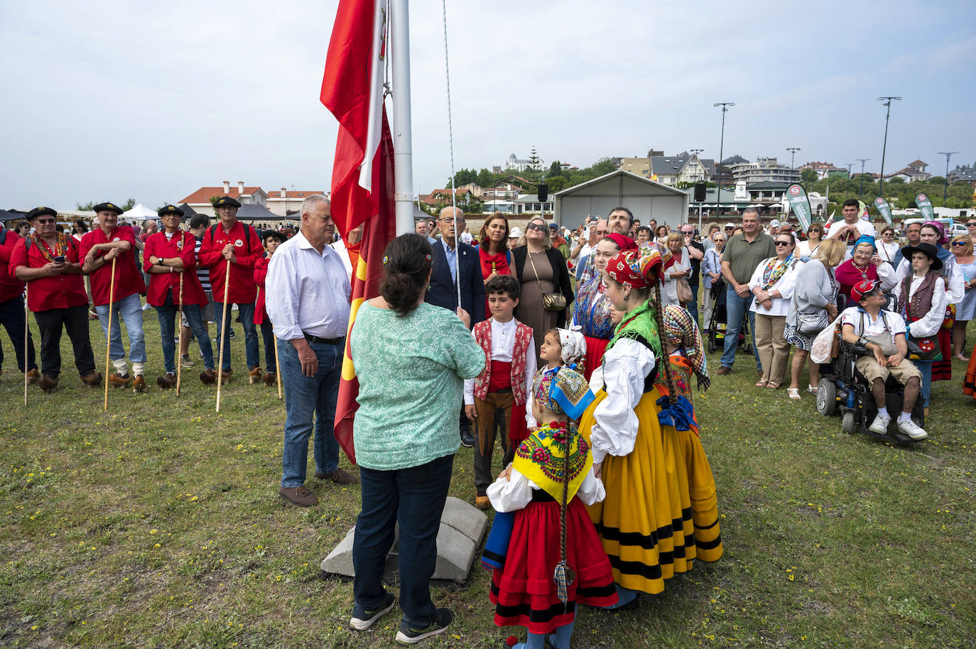 Momento del izado de la bandera de Cantabria y del Lábaro.