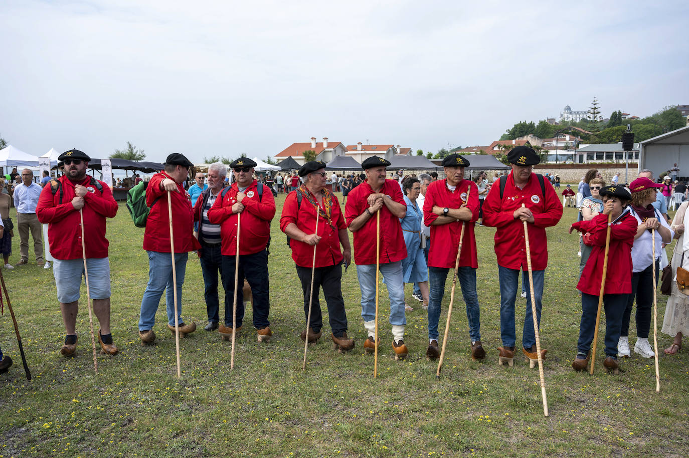 Un grupo de participantes de la marcha en albarcas.