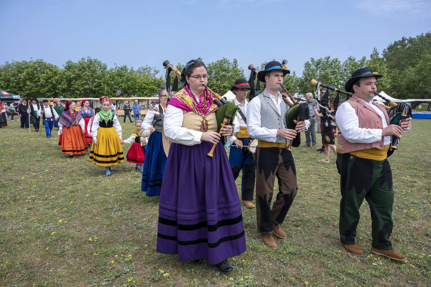 Tres participantes, tocando sus gaitas.