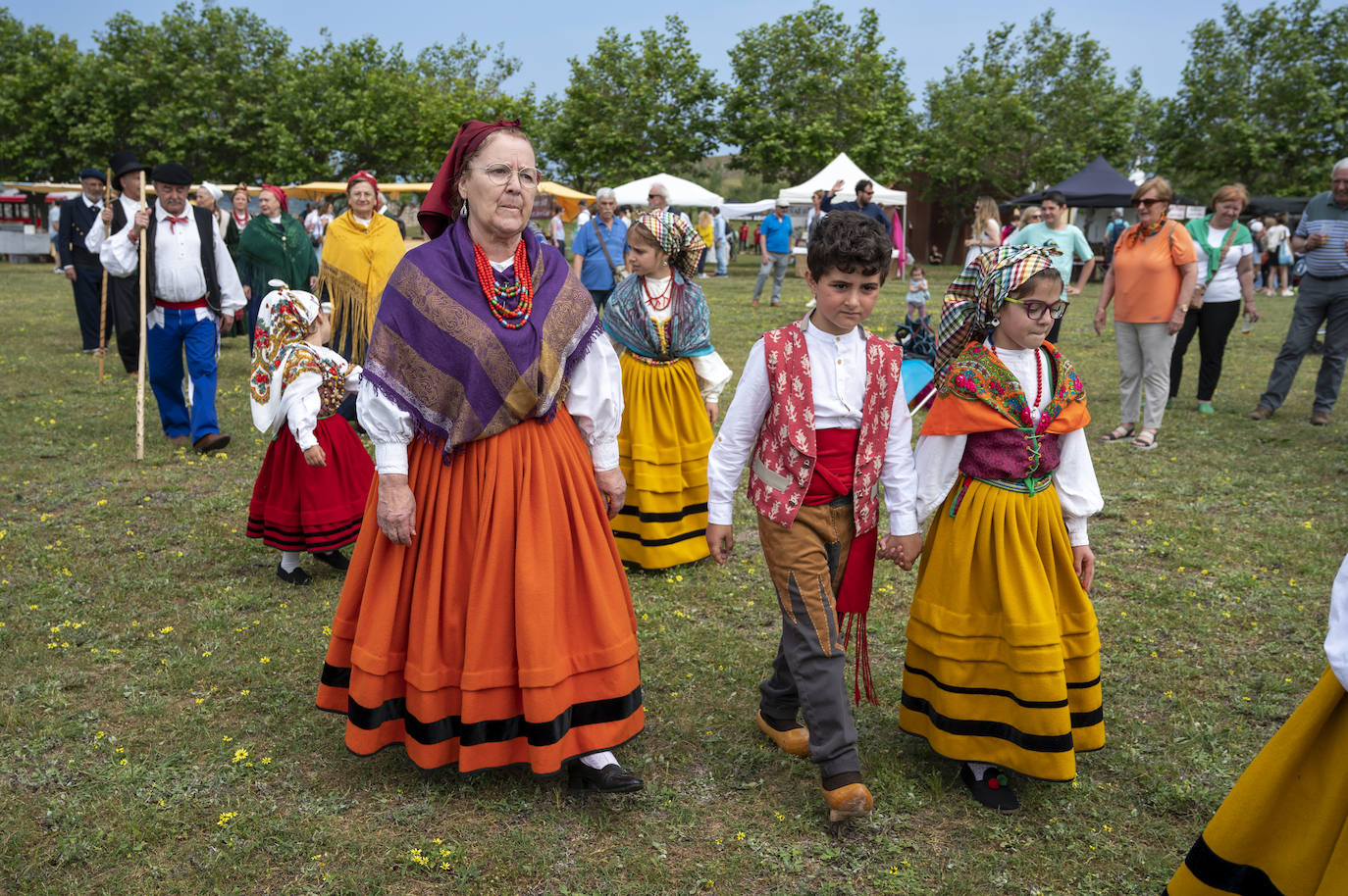 Niños y mayores se vistieron con los trajes tradicionales cántabros.