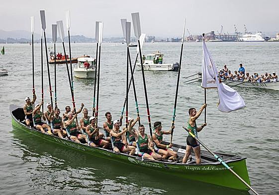 La tripulación de Camargo celebra la vistoria con los remos en alto.