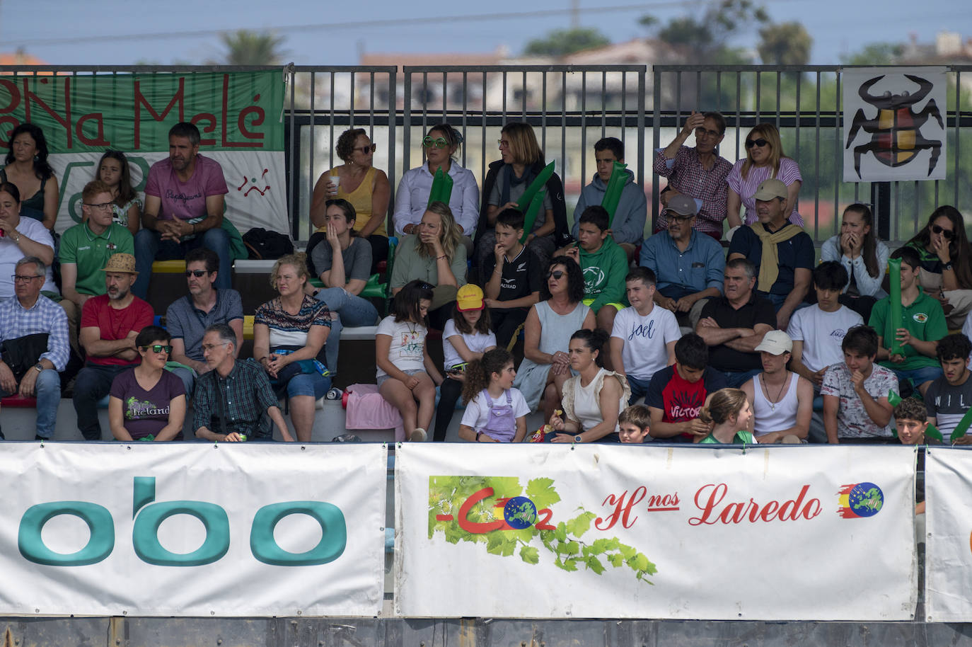 Los aficionados verdes, algunos con gestos de preocupación, durante el partido ante el Pozuelo.