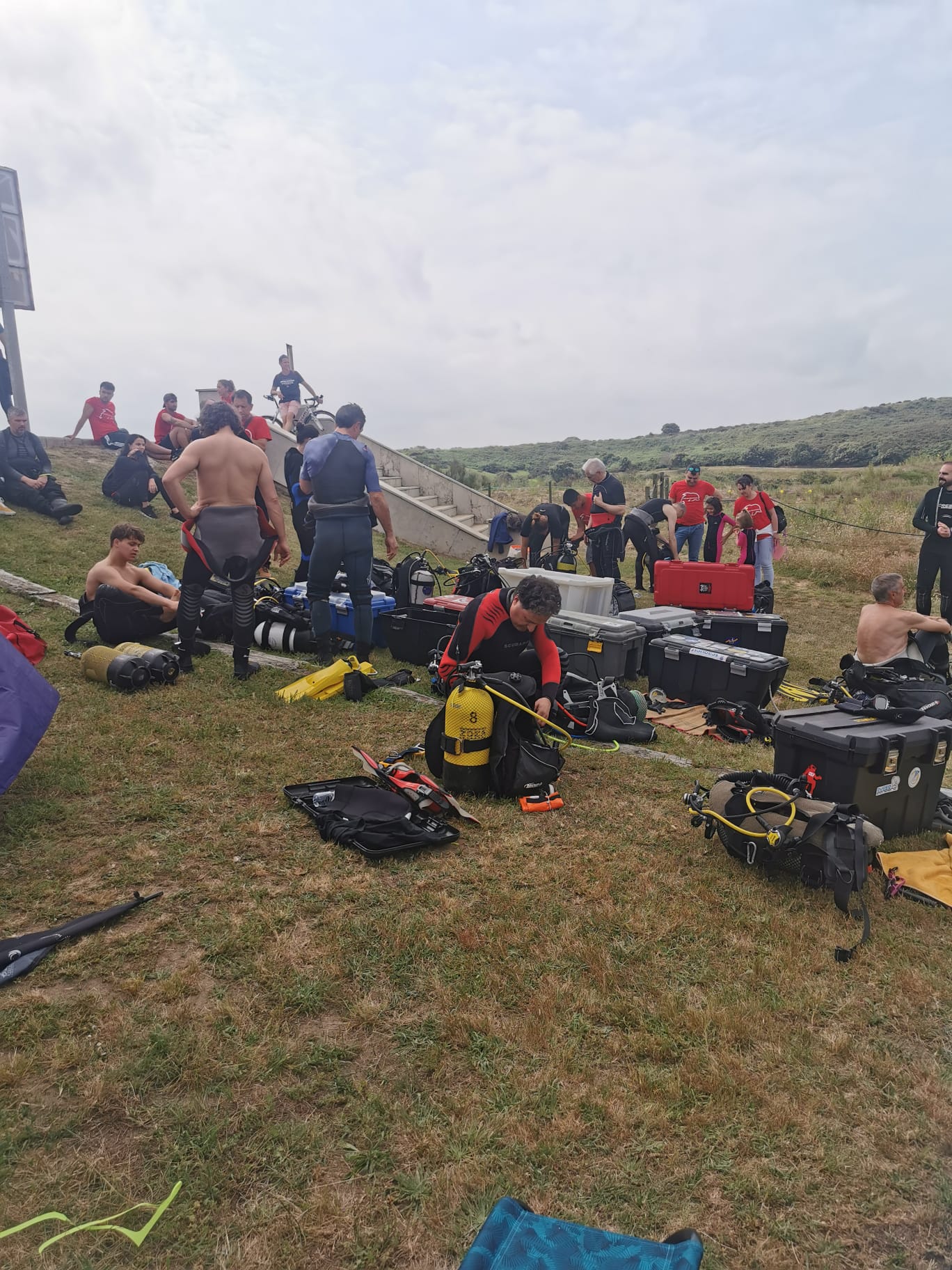 Numerosos buceadores preparan sus equipos en el acceso a la playa de Marzán, en Cuchía (Miengo).