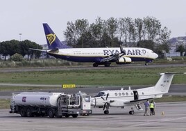 Un avión de Ryanair toma tierra en el Seve Ballesteros.
