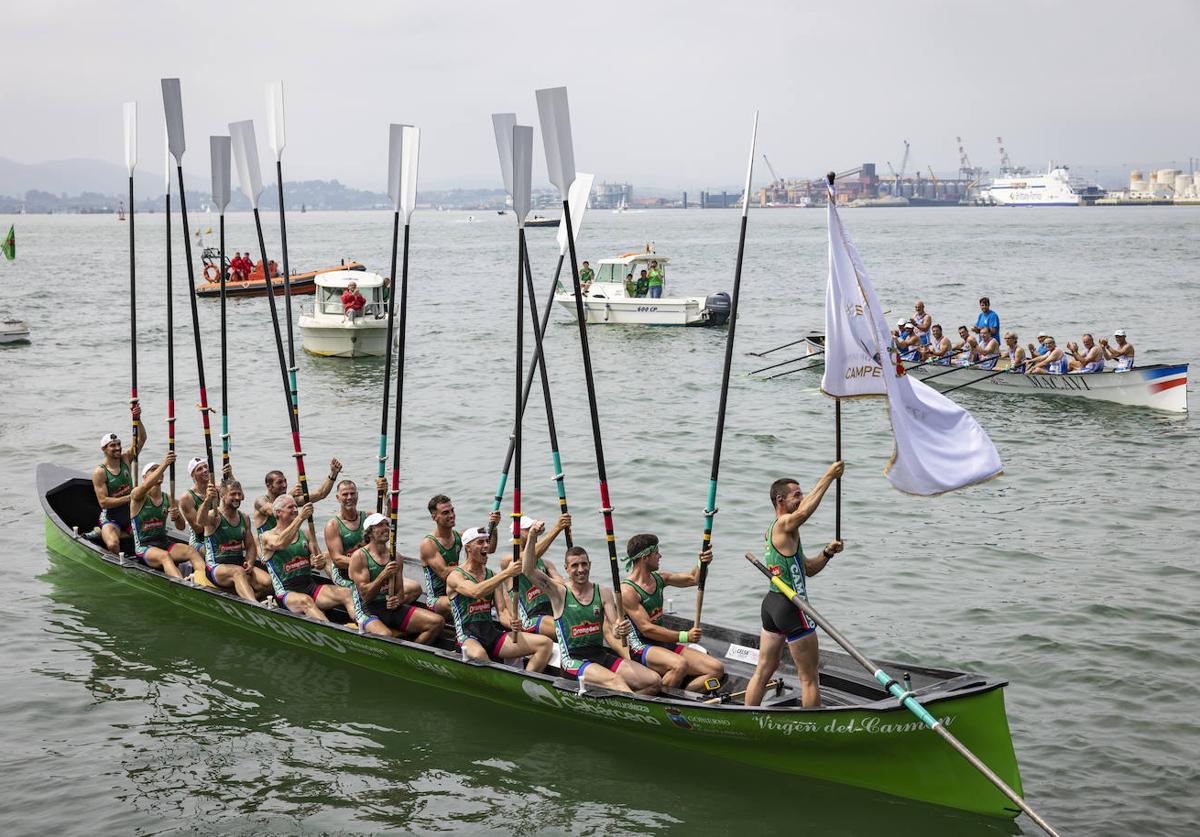 Los remeros de la 'Virgen del Carmen' celebran su victoria en la Bandera Sotileza