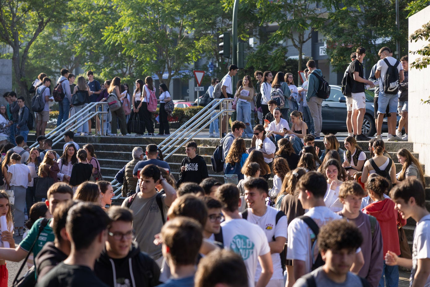 Los alumnos de segundo de Bachiller esperan a las puertas de la Facultad de Económicas y Derecho de la Universidad de Cantabria justo antes del comienzo de la primera de las pruebas de la EBAU.