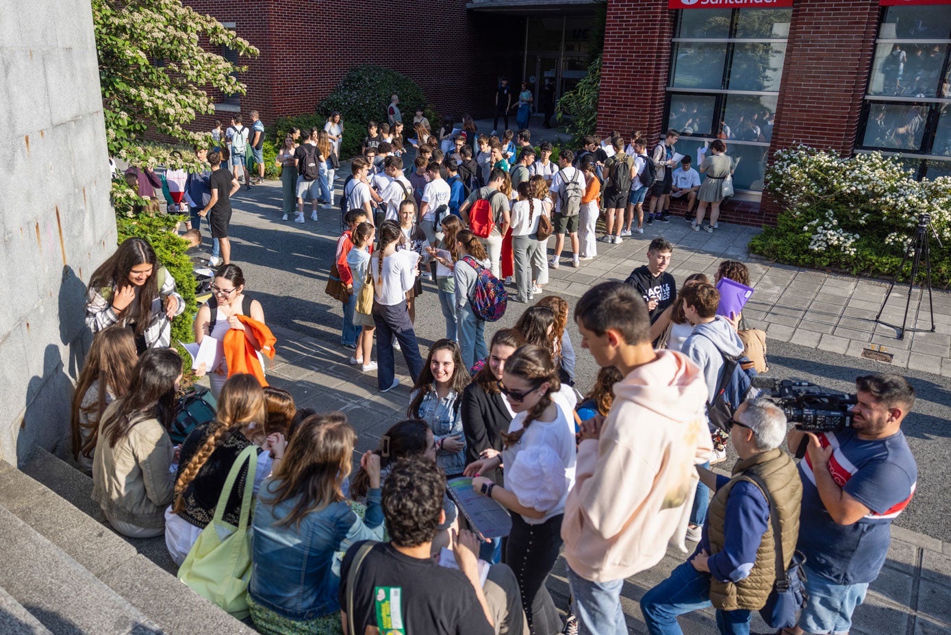 Los alumnos calman los nervios entre ellos y apuran los últimos repasos a las puertad de la Facultad.