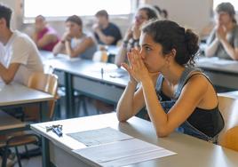 Los alumnos de segundo de Bachiller esperan a las puertas de la Facultad de Económicas y Derecho de la Universidad de Cantabria justo antes de las pruebas de la EBAU