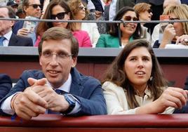 Almeida va a los toros con su nueva novia, 22 años más joven que él