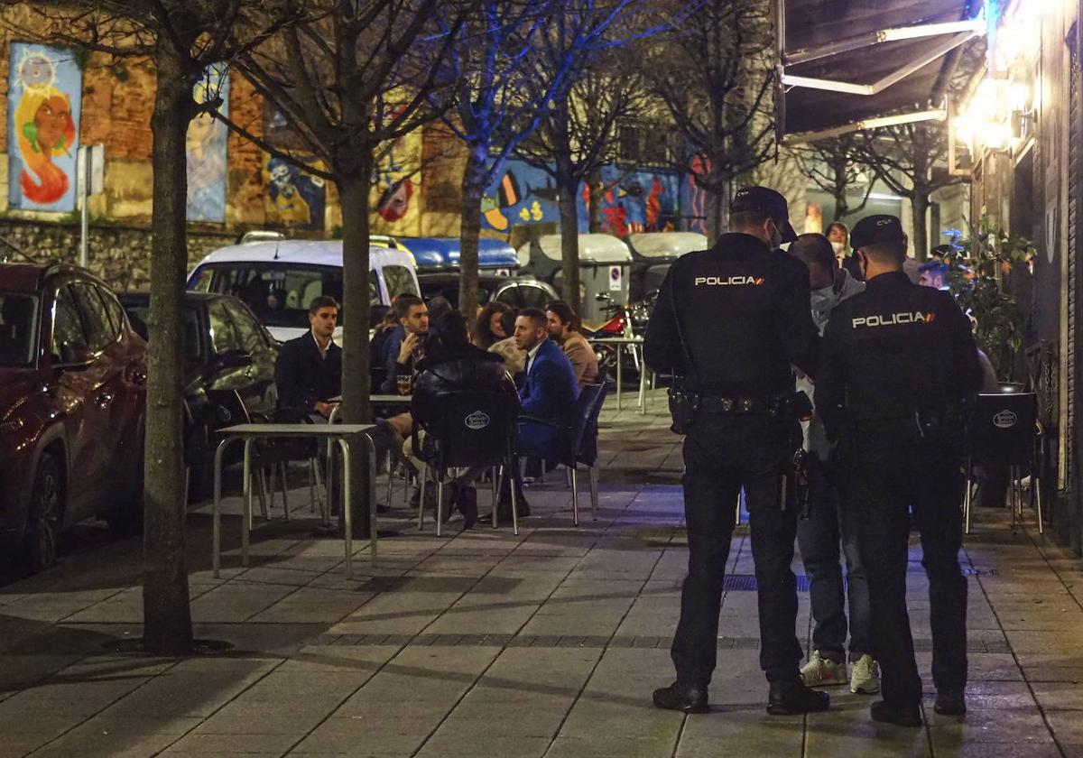 Agentes de la Policía Local realizan un control en un establecimiento hostelero de la capital cántabra.