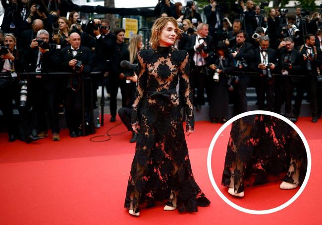 Huppert con sus 'naked shoes' de Balenciaga en Cannes este año. En su caso se trató de una acción simbólica ya que sus zapatos simulan unos pies descalzos pero llevan tacón.