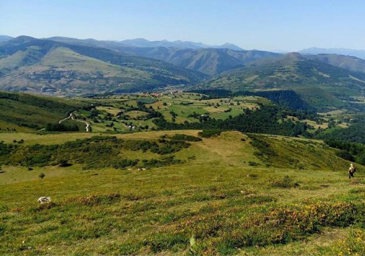 Vista desde Coteralón (SO): Bostronizo y a la derecha Cieza, en medio de ambos la Peña el Cuervo.