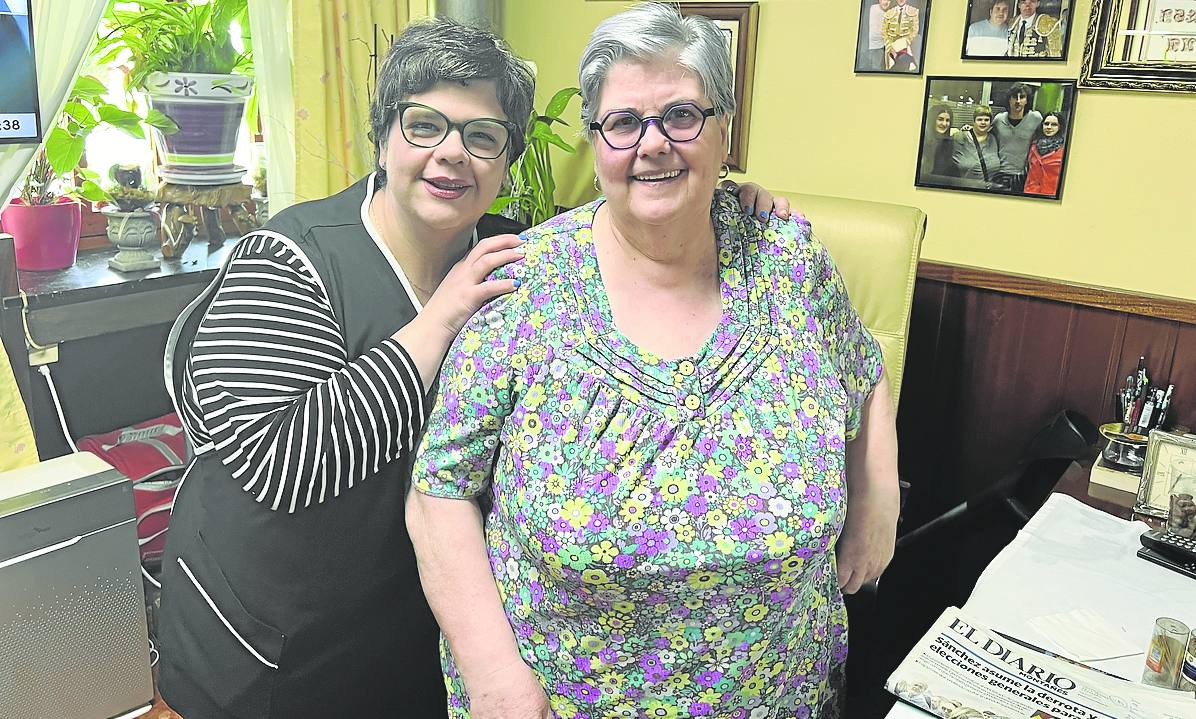 Inmaculada Solana junto con su madre Begoña Pérez.