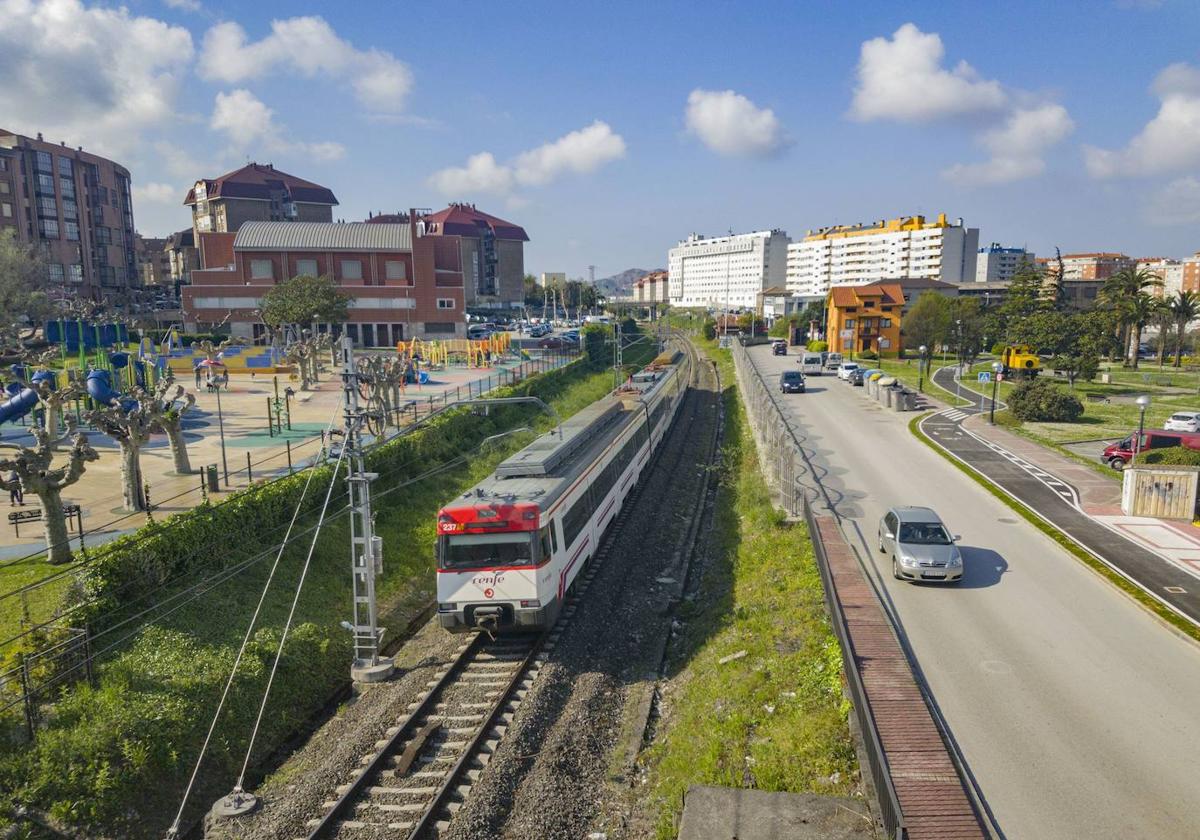 Un tren de la línea C1, que une Reinosa y Santander, a su paso por Maliaño.