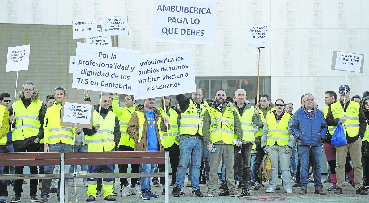 Protestas de la plantilla. Concentración de trabajadores de Ambuibérica frente a Valdecilla, antes del estallido de la pandemia, cuando se quejaban de los cambios de horario impuestos y reclamaban a la empresa la deuda acumulada por las horas extra. Desde la plantilla también se han denunciado deficiencias del servicio.