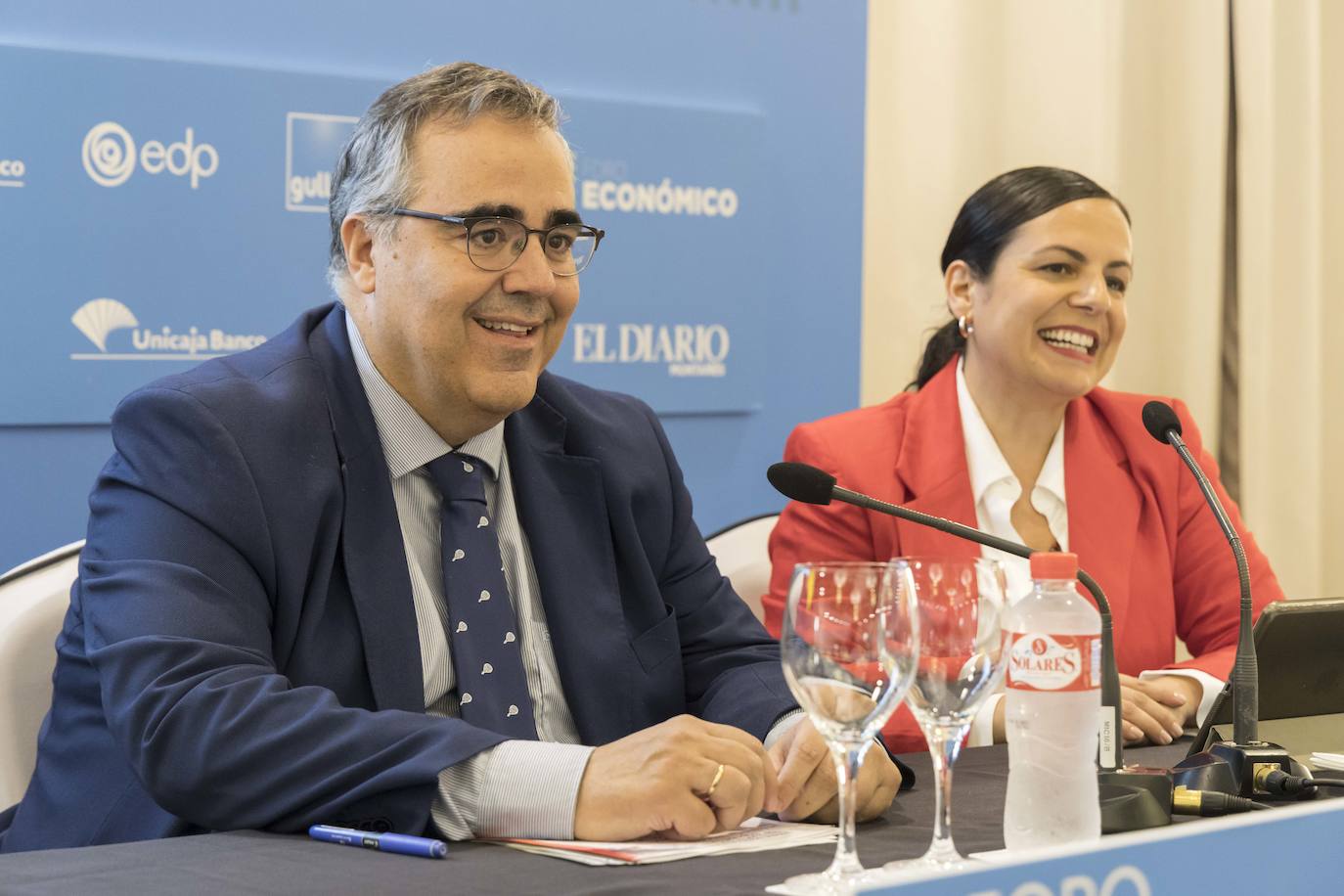 Gregorio Izquierdo junto a la periodista Pilar González Ruiz