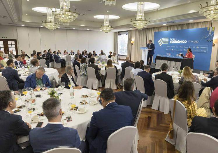Imagen principal - Gregorio Izquierdo ha intervenido este martes en el Foro Económico de El Diario Montañés.