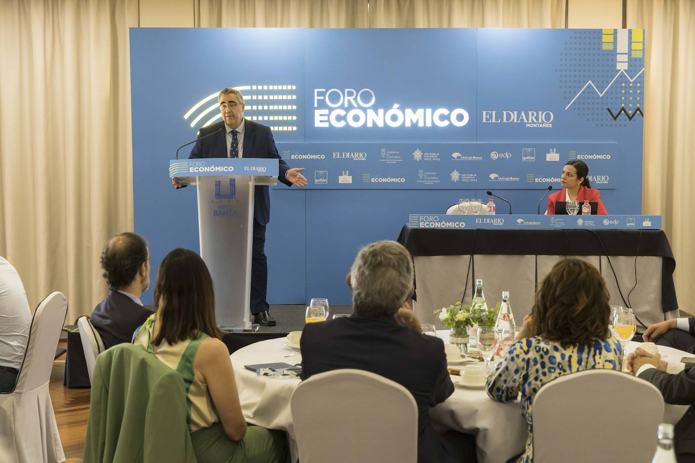 Gregorio Izquierdo, a la izquierda de la imagen, durante su intervención en el Foro Económico de El Diario.