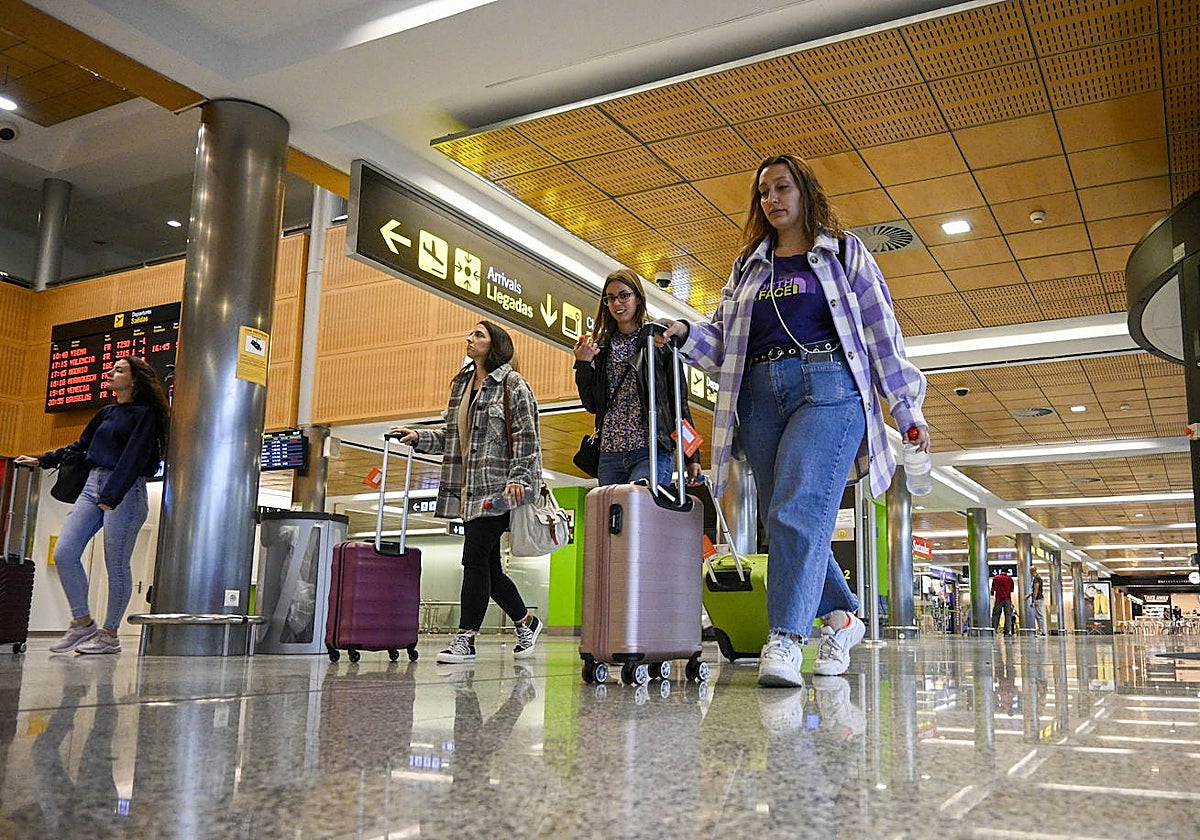 Pasajeras con sus maletas por la terminal del Seve Ballesteros.