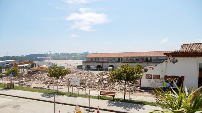 Imagen después - Trabajos de demolición de los viejos almacenillos del puerto de San Vicente.