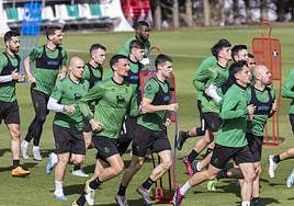 La plantilla del Racing sufrirá numerosos cambios, pero el coste, en principio, será similar al del curso pasado.