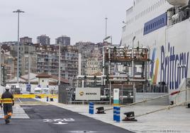 La nueva instalación de Gas Natural Licuado, inaugurada esta mañana en el Puerto de Santander.