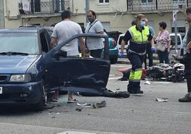 Los sanitarios atienden al motorista pocos minutos después del siniestro.