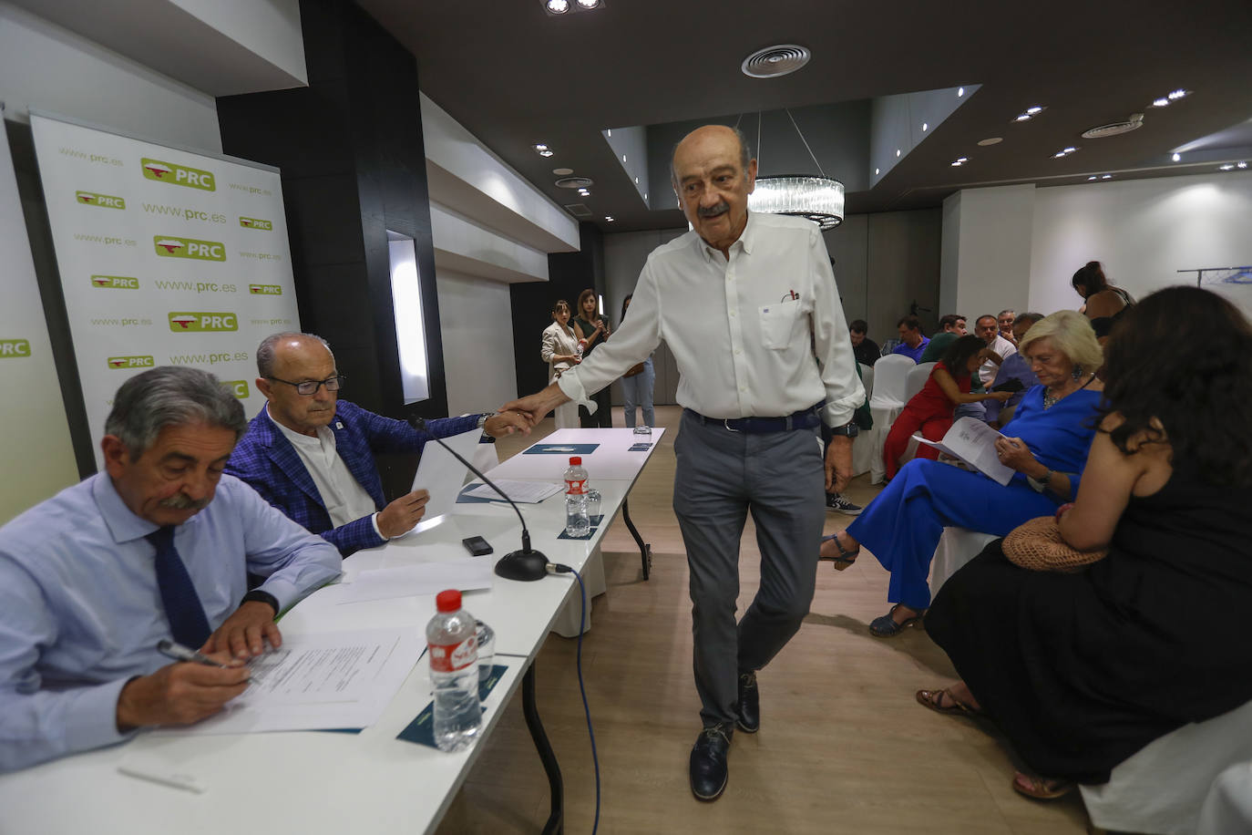 José María Mazon saluda a Marcano a la entrada a la reunión