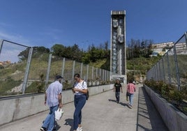 Usuarios del ascensor que une la calle Alta con Castilla-Hermida, ayer, atraviesan la pasarela que lleva a la instalación que está averiada