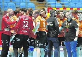 Jugadores y cuerpo técnico del Bathco, en su partido de Copa contra el Barça