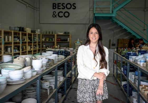 Carmen Mantecón, en su outlet de cerámica.