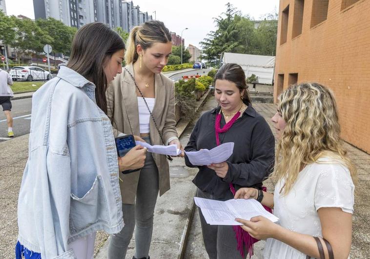 Un grupo de estudiantes comprueba, ayer, las preguntas formuladas en el examen de la EBAU, celebrado en la Universidad de Cantabria.